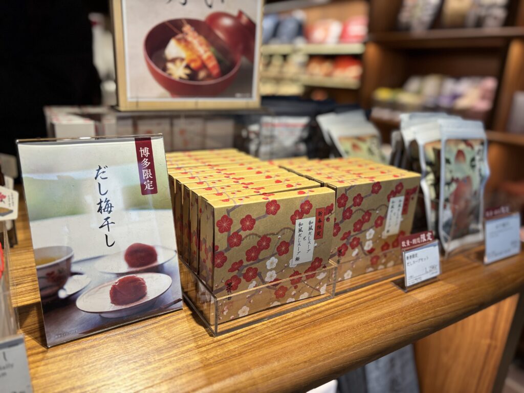 だしスープ店頭ディスプレイの写真