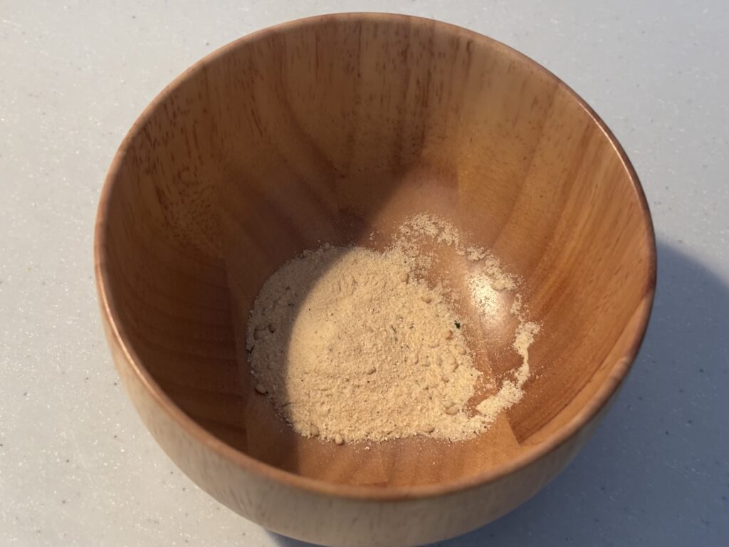 だしスープ粉末を器に入れた様子の写真のアップ