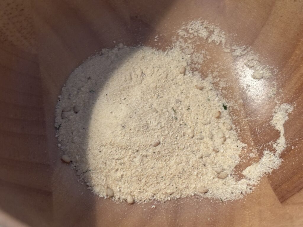 だしスープ粉末を器に入れた様子の写真