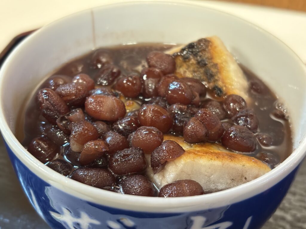 中洲ぜんざいのぜんざいセット600円のアップ写真　小豆の粒がしっかりしている様子がわかる