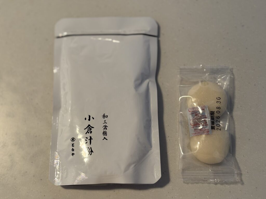 和三盆入り小倉しるこの包装紙の中に入っている汁粉、お餅の写真