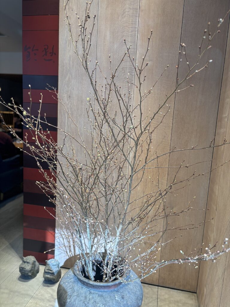 鈴懸の店内の様子、季節の花が飾られている様子