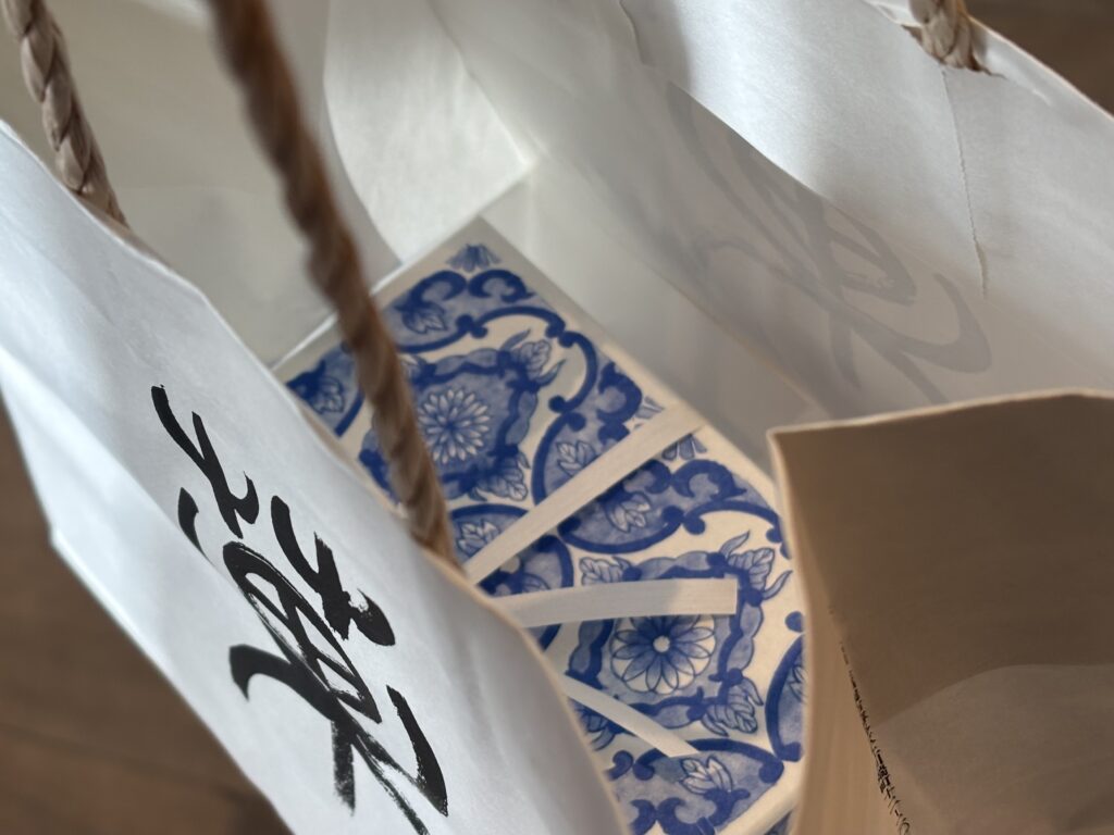 鈴懸の菓子販売スペースの写真（購入した菓子が袋に入っている様子）