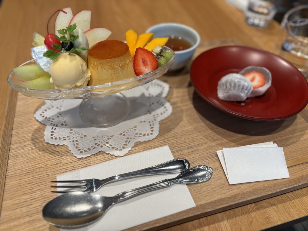 プリンアラモードと苺大福の写真