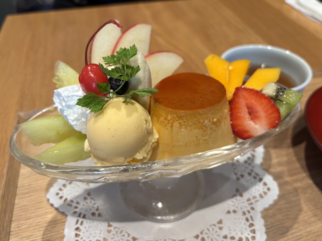 プリンアラモードの写真、フルーツがこれでもかと盛り付けてある