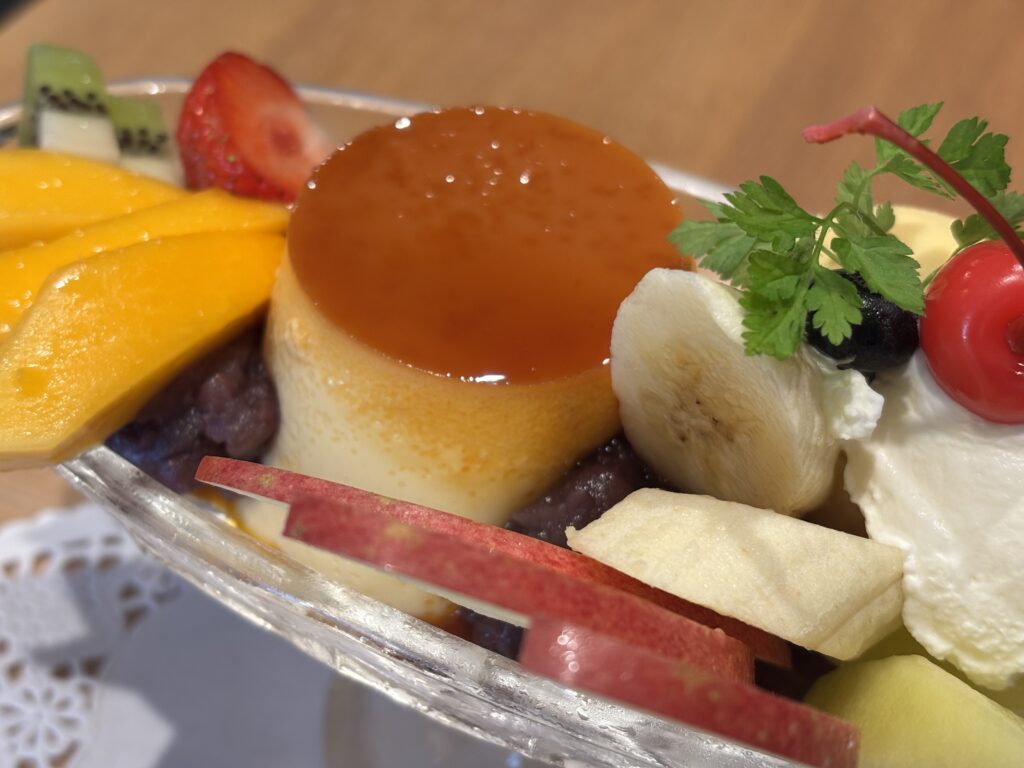 プリンアラモードの写真、フルーツの固定には餡子を使っている