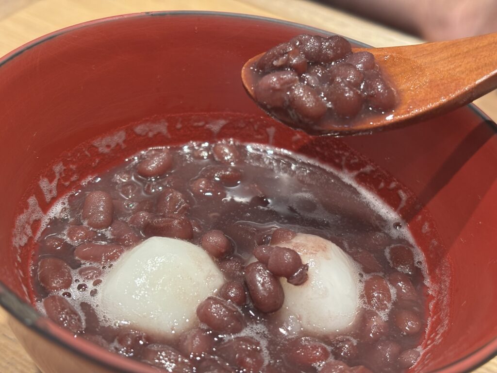 本日のランチのデザートぜんざいの写真（小豆のアップ）