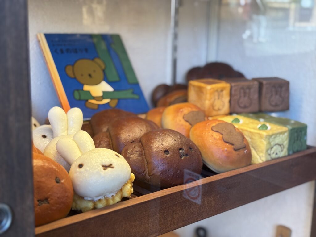 ショーケースの写真、美味しそうなパンが並んでいる