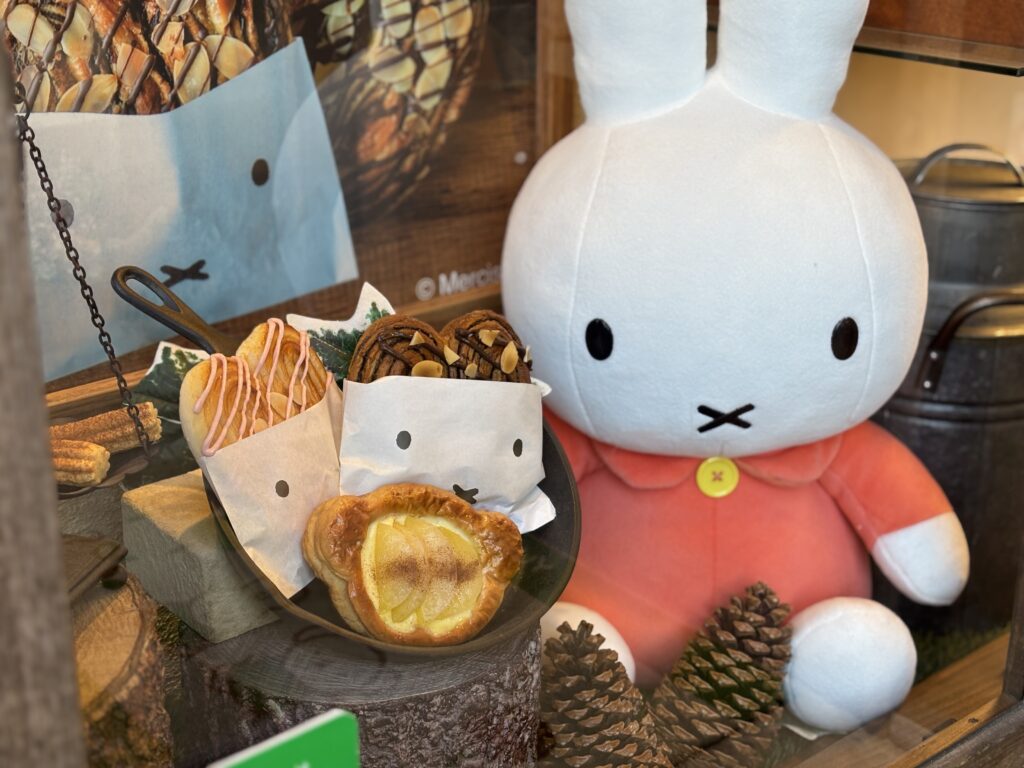 ショーケースの写真、美味しそうなパンとぬいぐるみが並んでいる様子