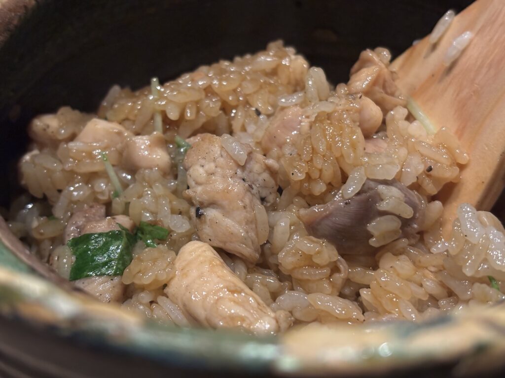 地鶏まぶし(2,590円)を混ぜた様子の写真。味が染み込んでいて美味しそうな様子。