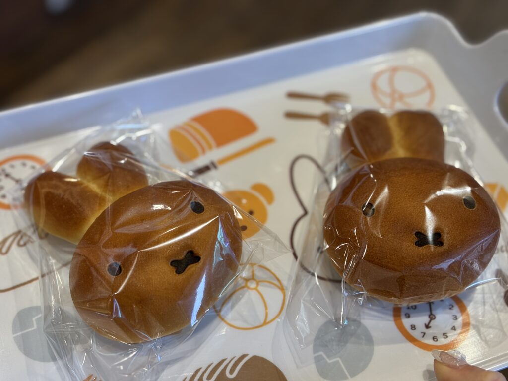 購入したミッフィーあんぱん2個の写真