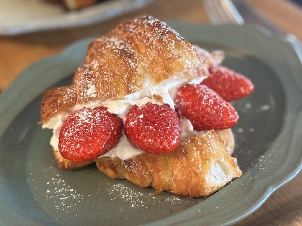 ベリーのクロワッサンサンドの写真。みずみずしい苺が美味しそう。