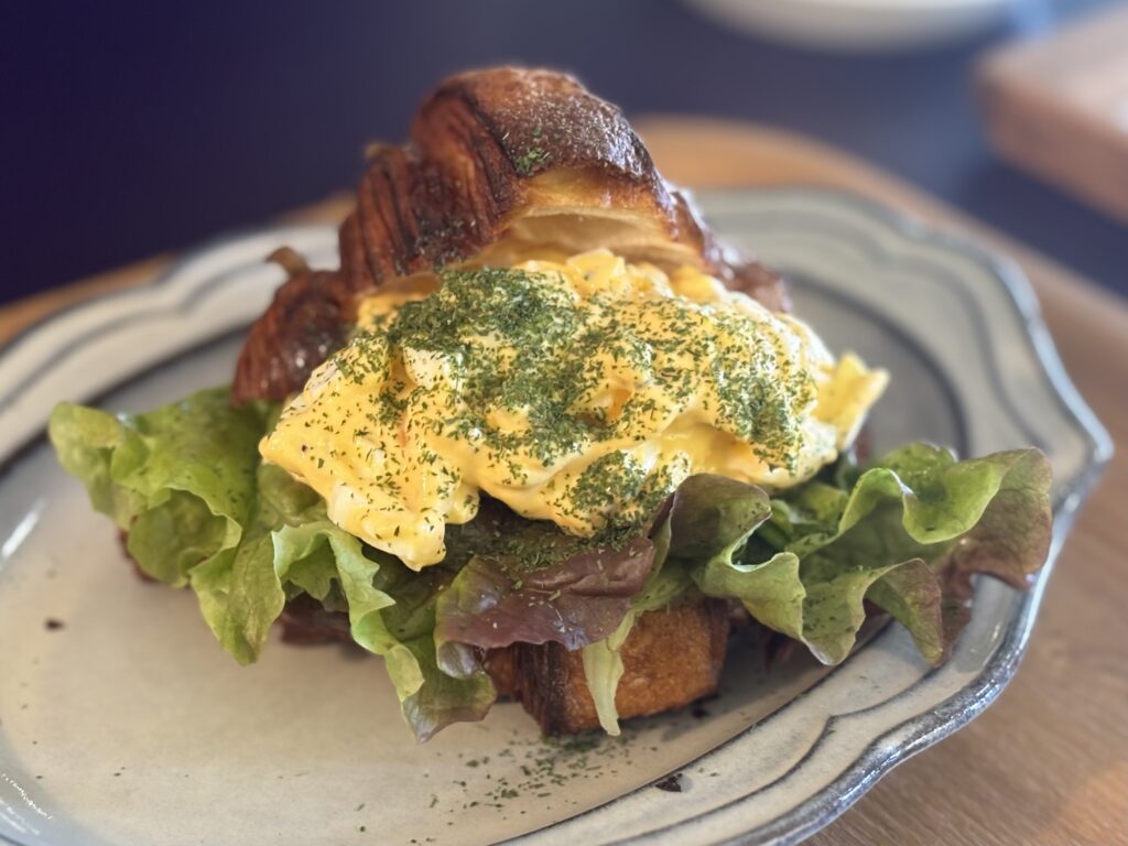 たまごサンドの写真。具が溢れんばかりに挟んである。