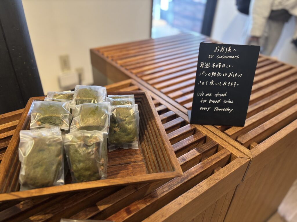 Cafe La Rucheのベーカリーコーナーの写真。