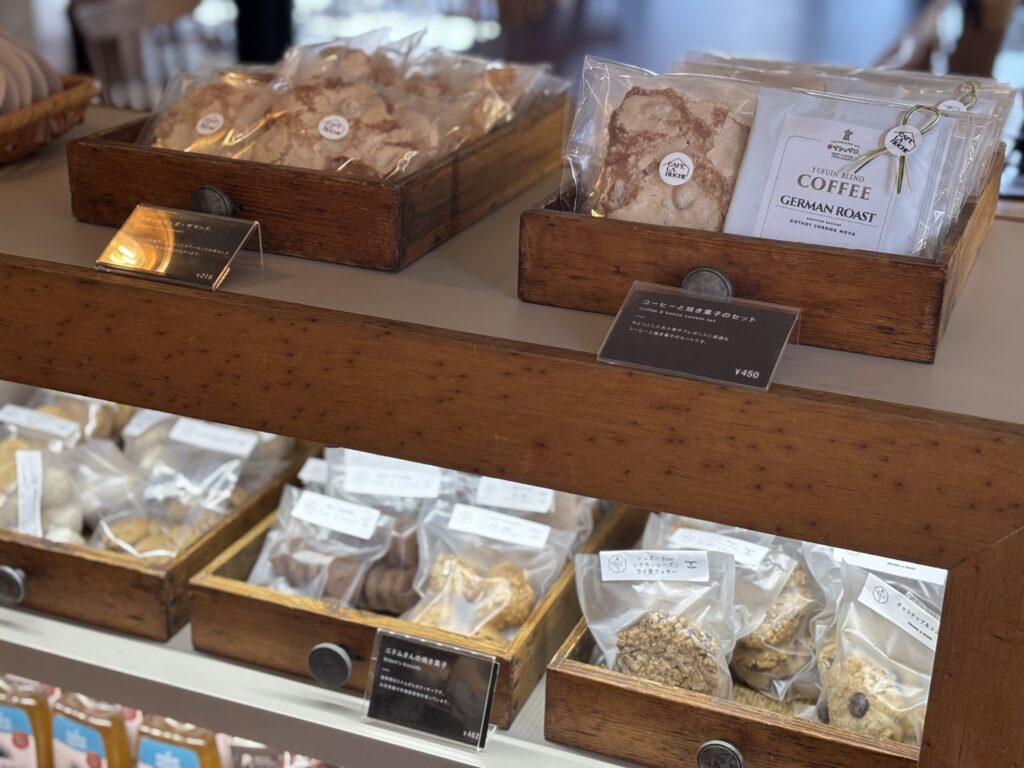 Cafe La Rucheのスイーツが並べられている様子。