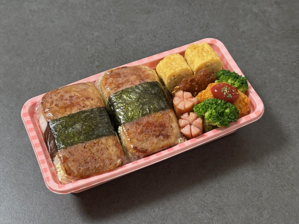 わしたポークで作ったスパムおにぎり風をお弁当箱に詰めた写真