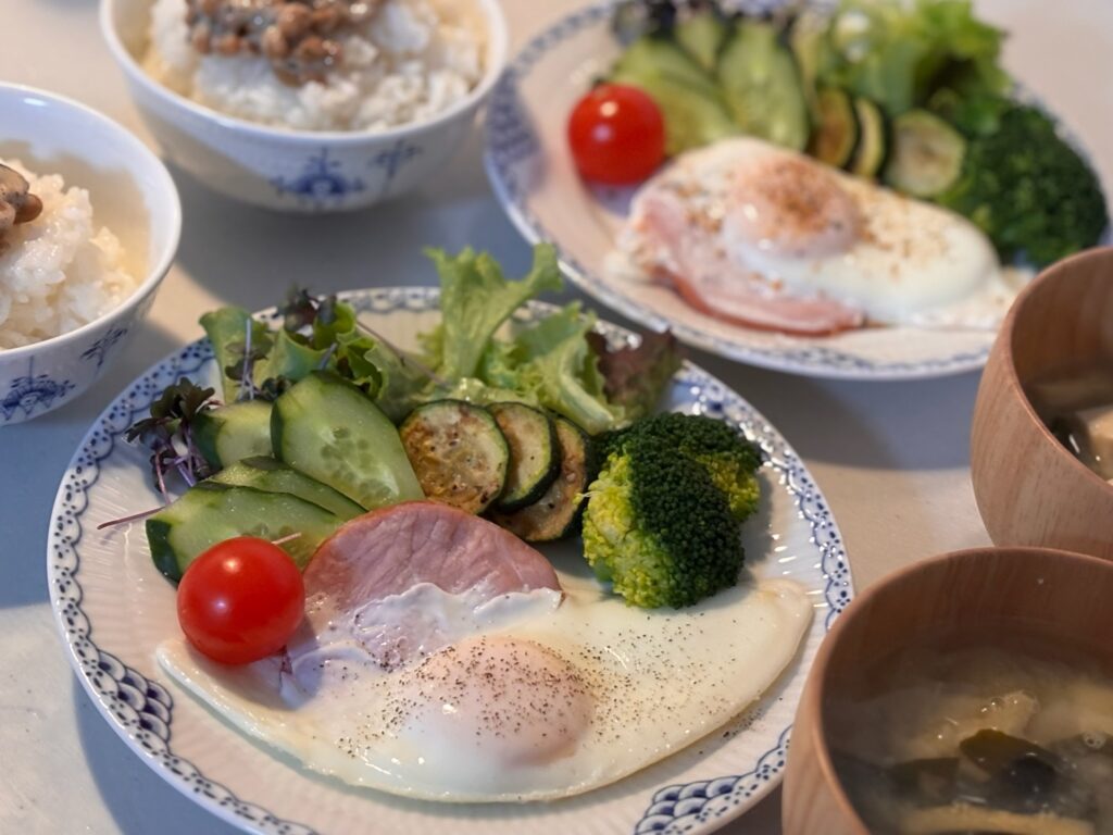 カナディアンベーコンを使った朝食の写真①