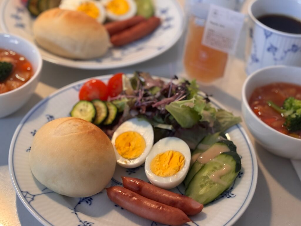 ウインナーを使った朝食の写真