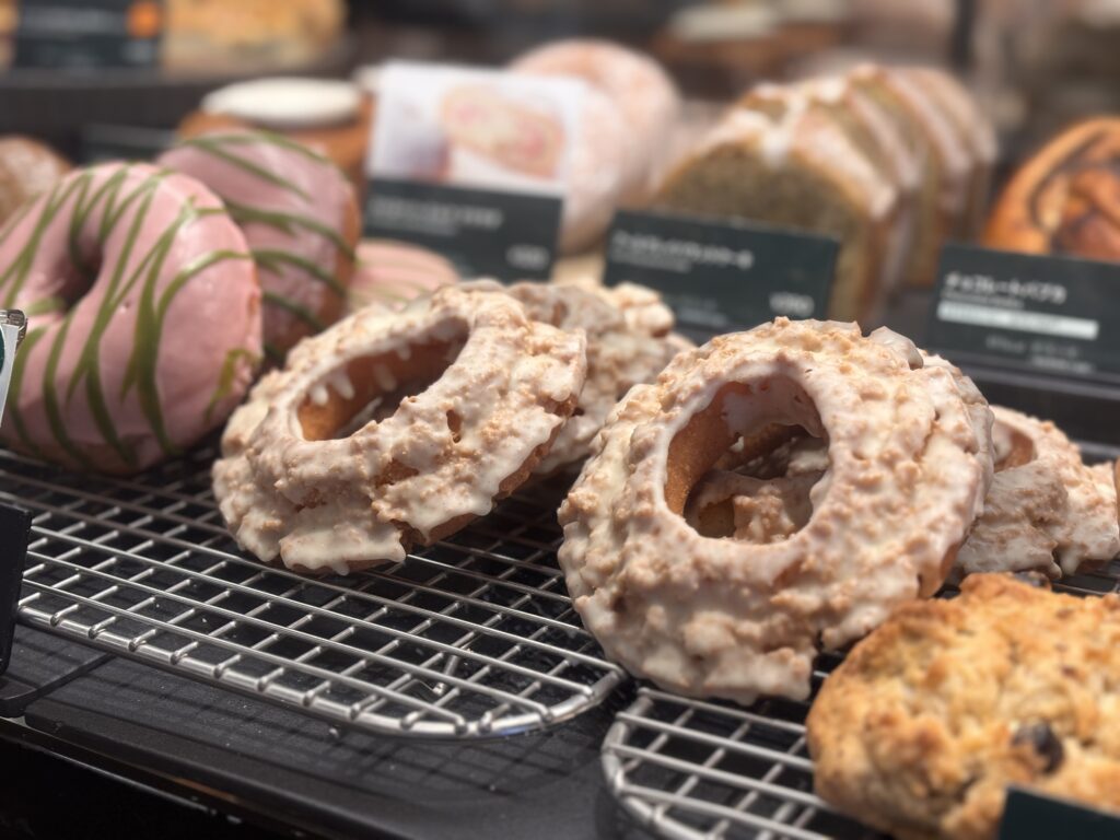 バニラオールドファッションドーナツがショーケースに並んでいる様子の写真