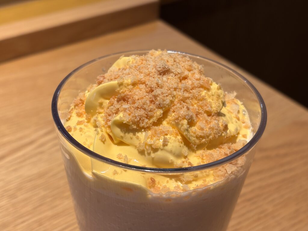 シュークリームフラペチーノのアップ画像。クランチがとても美味しそうな様子。