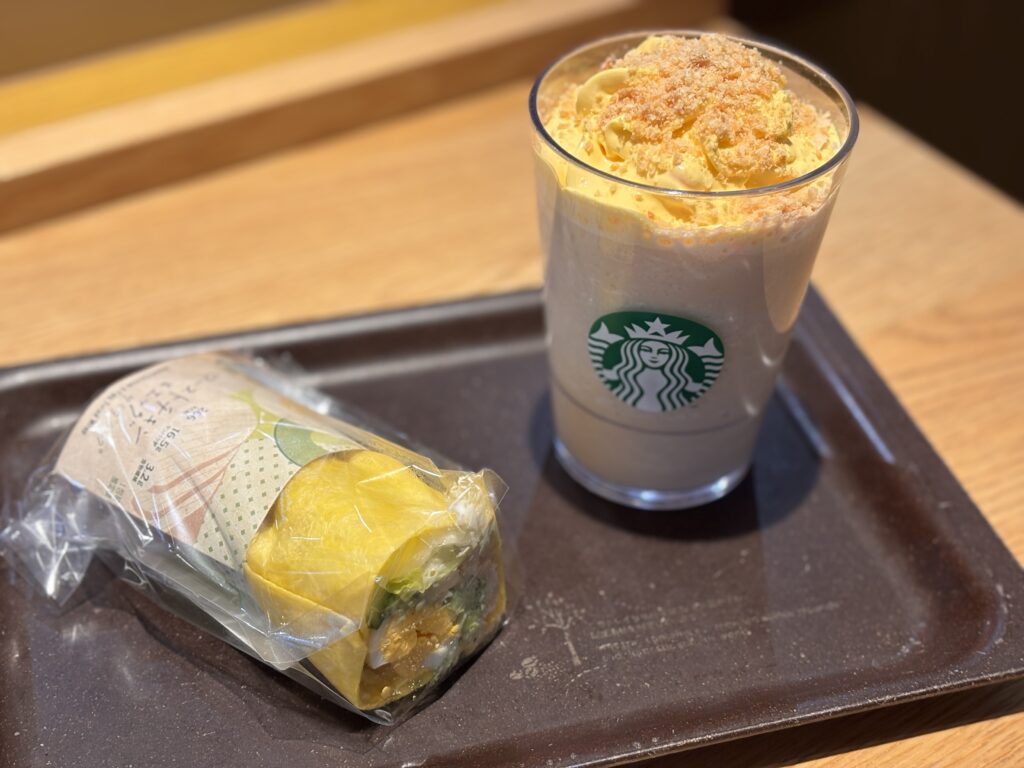 スタバランチ、フラペチーノとサラダラップの写真