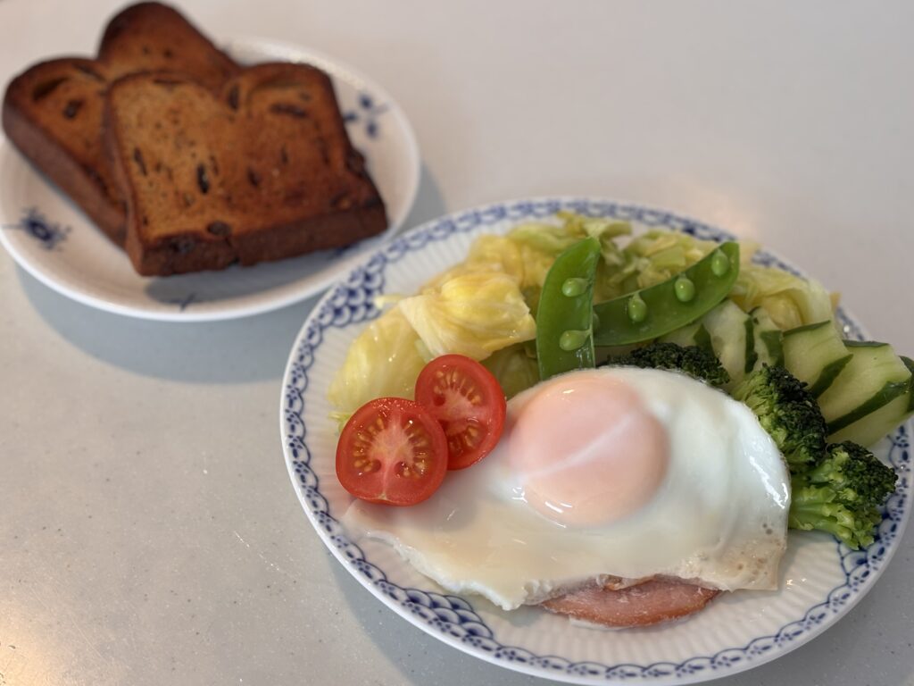 朝ごはんの写真（レーズン食パン）