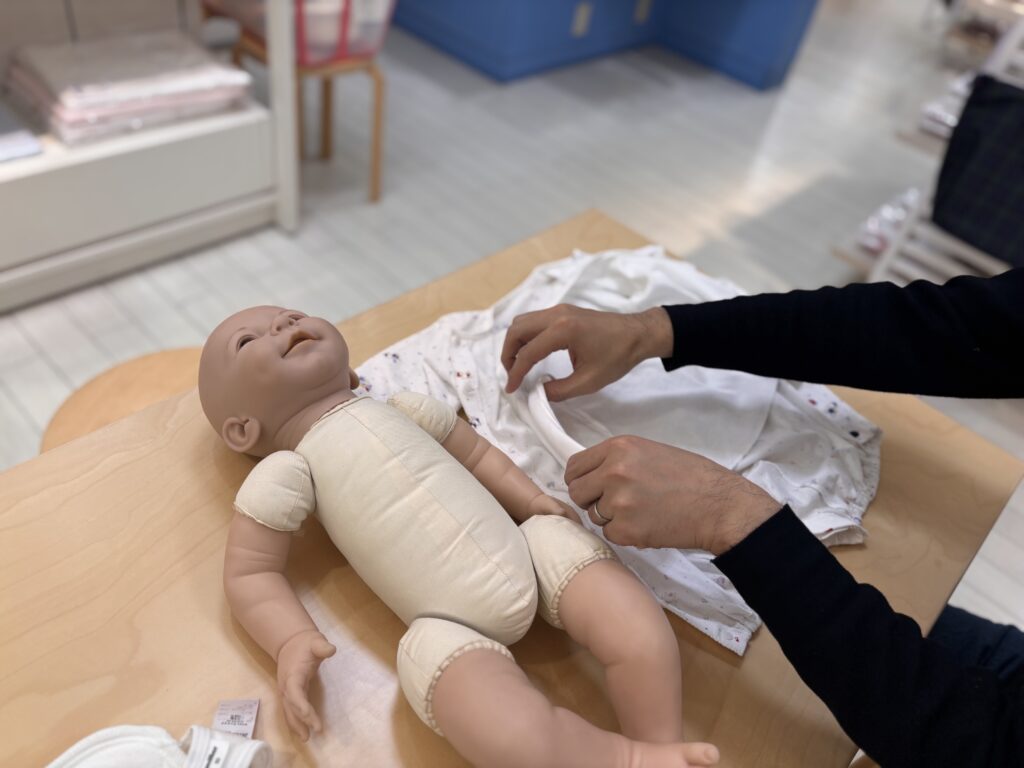 夫が着替え体験をしている様子の写真