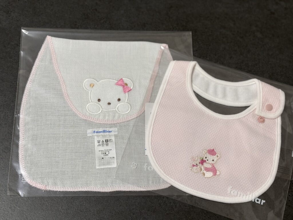 ファミリアで購入した汗とりパッドとスタイの写真