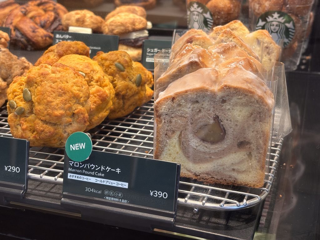 マロンパウンドケーキがショーケースに並んでいる写真