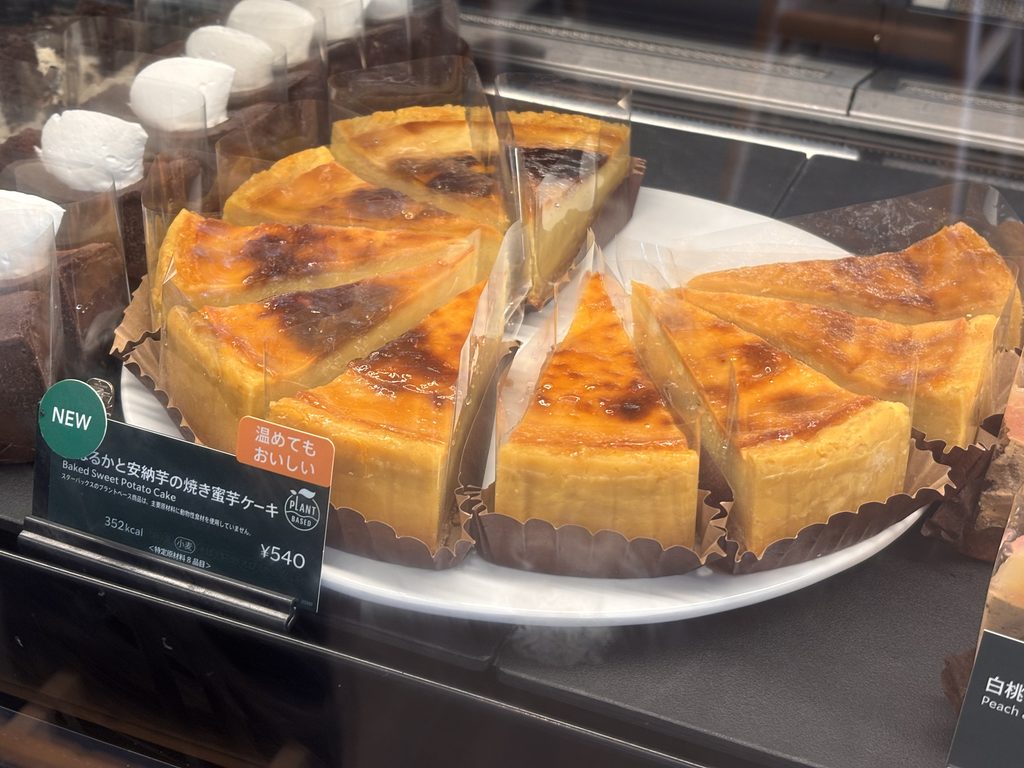 蜜芋ケーキショーケースに並んでいる写真