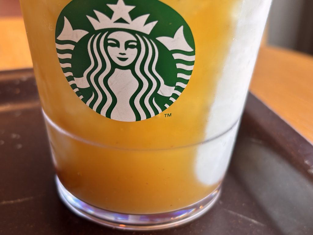 「とろり蜜芋 紅はるか フラペチーノ®」の底にソースがある写真