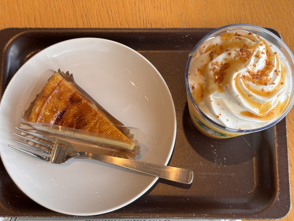 フラペチーノと蜜芋ケーキが一緒に並んでいる写真