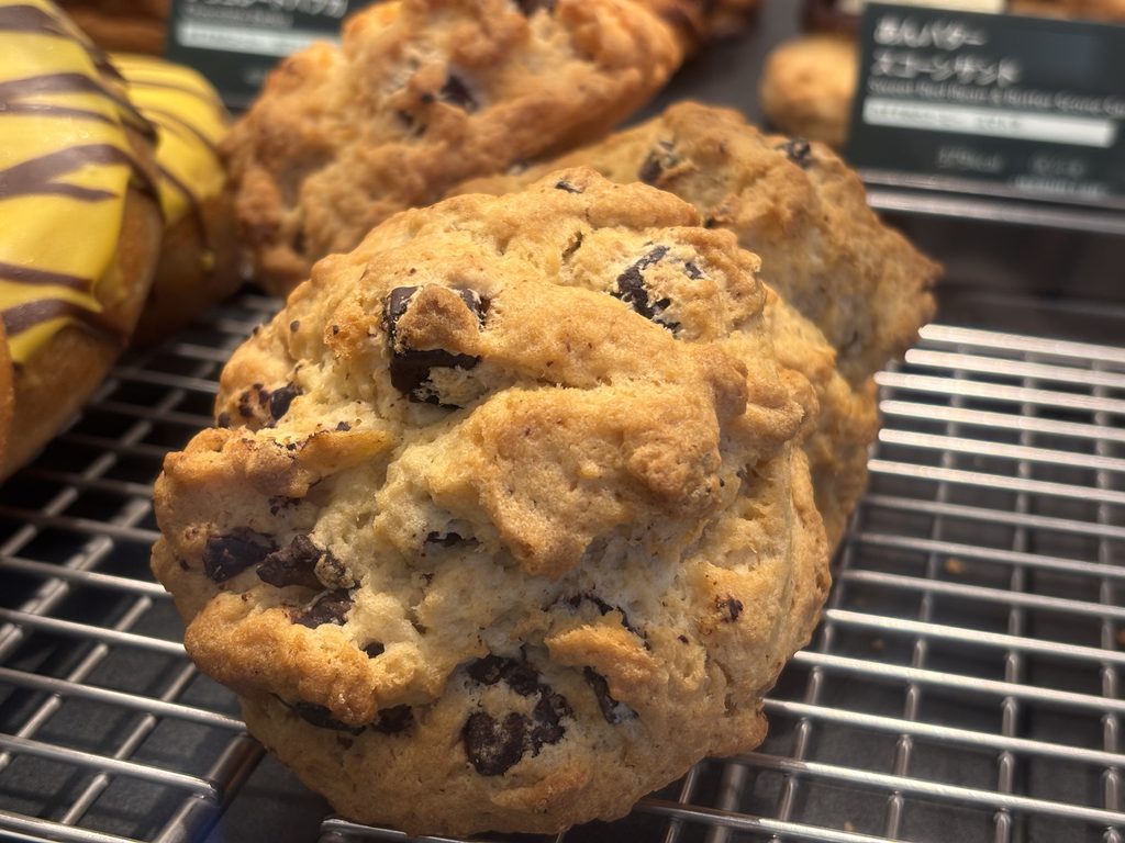チャンクスコーンがショーケースに並んでいる様子