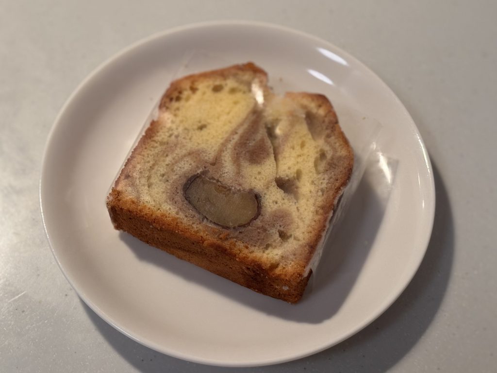 皿に盛り付けたパウンドケーキ