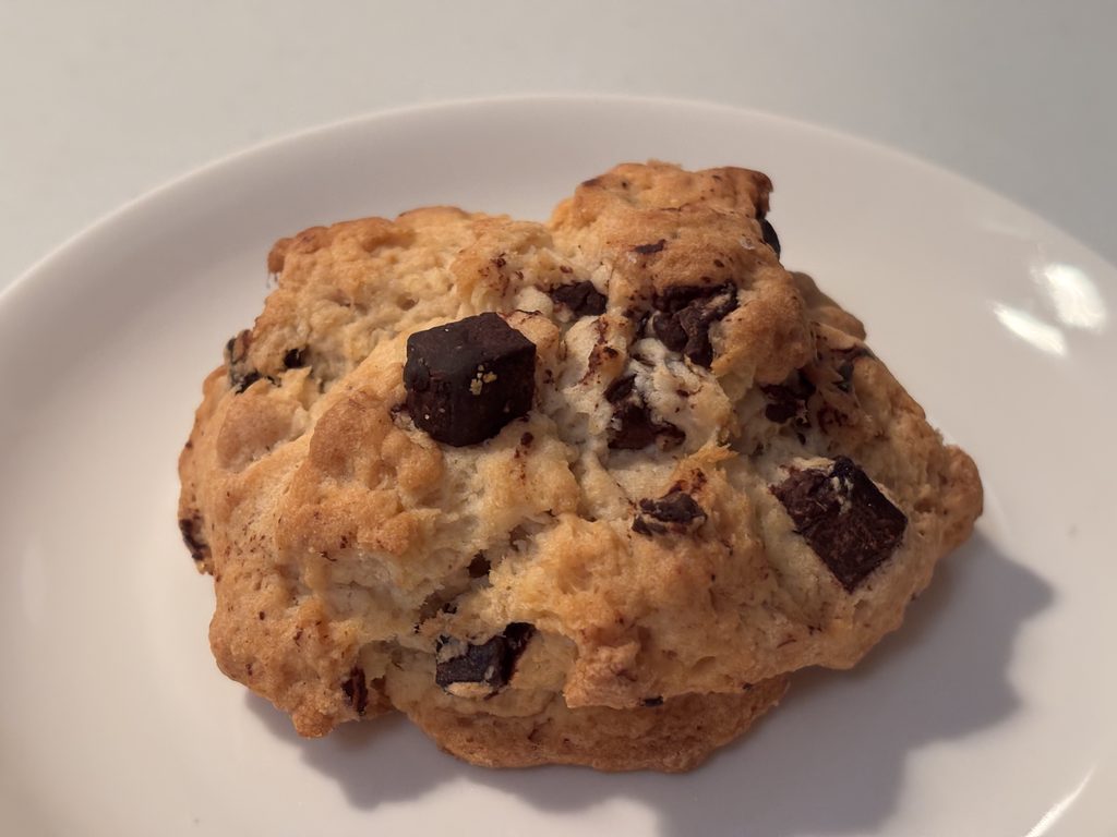 皿に盛り付けたチャンクスコーン